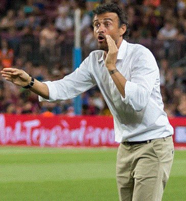 Luis Enrique donnant des instructions lors d'un match de foot