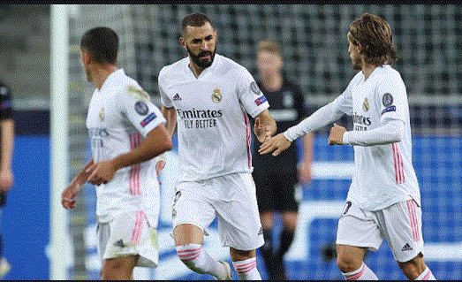 Karim Benzema félicité par Modrić après son but 