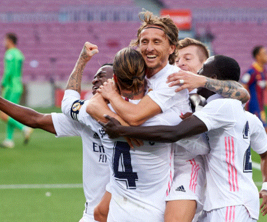 Luka Modrić fêtant son but avec ses coéquipiers du Real Madrid