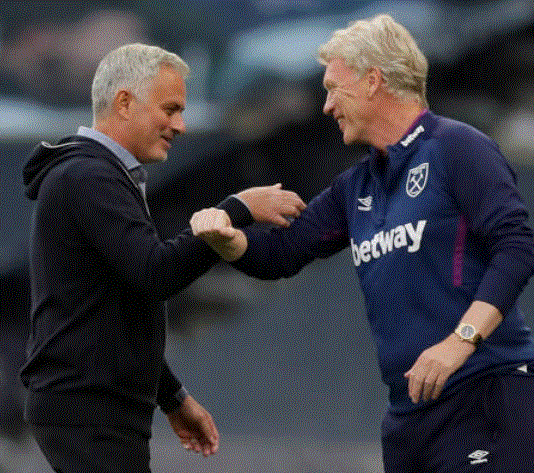 Mourinho et Moyes se saluant avant le match Tottenham-West Ham United !