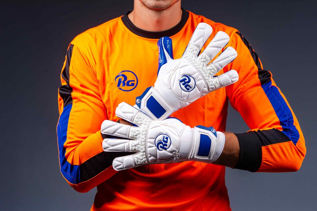 Gardien de but posant avec des gants de la marque RG Gloves 