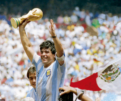 Diego Maradona soulevant la Coupe du monde avec l’Argentine 