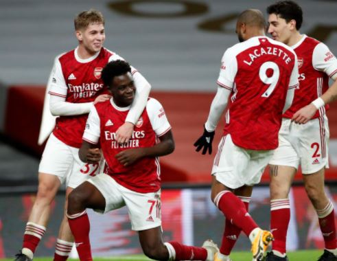 Joueurs d’Arsenal fêtant un but avec Saka 