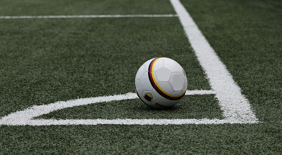 Ballon de football sur un terrain de foot