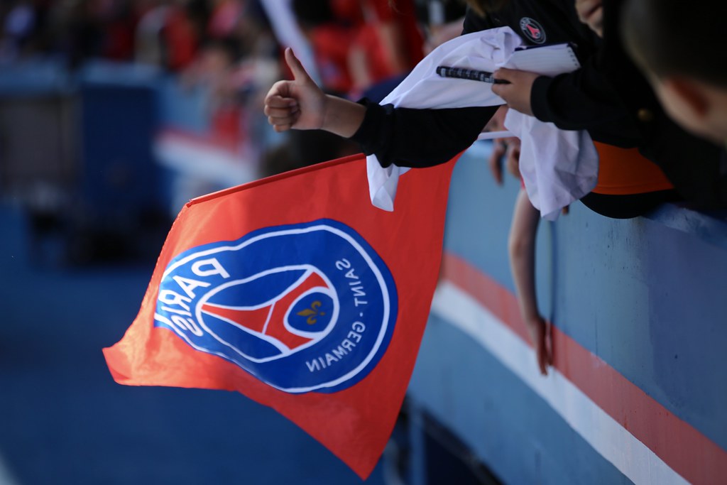 Supporter avec un drapeau du PSG